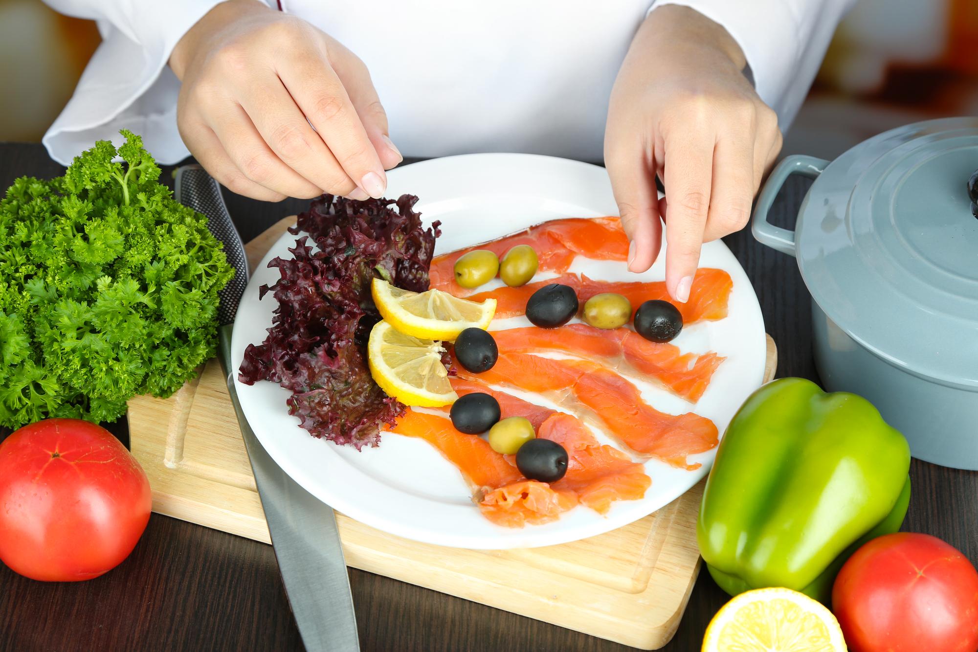 Chef bereitet ein Gericht vor in Atelier-Küche